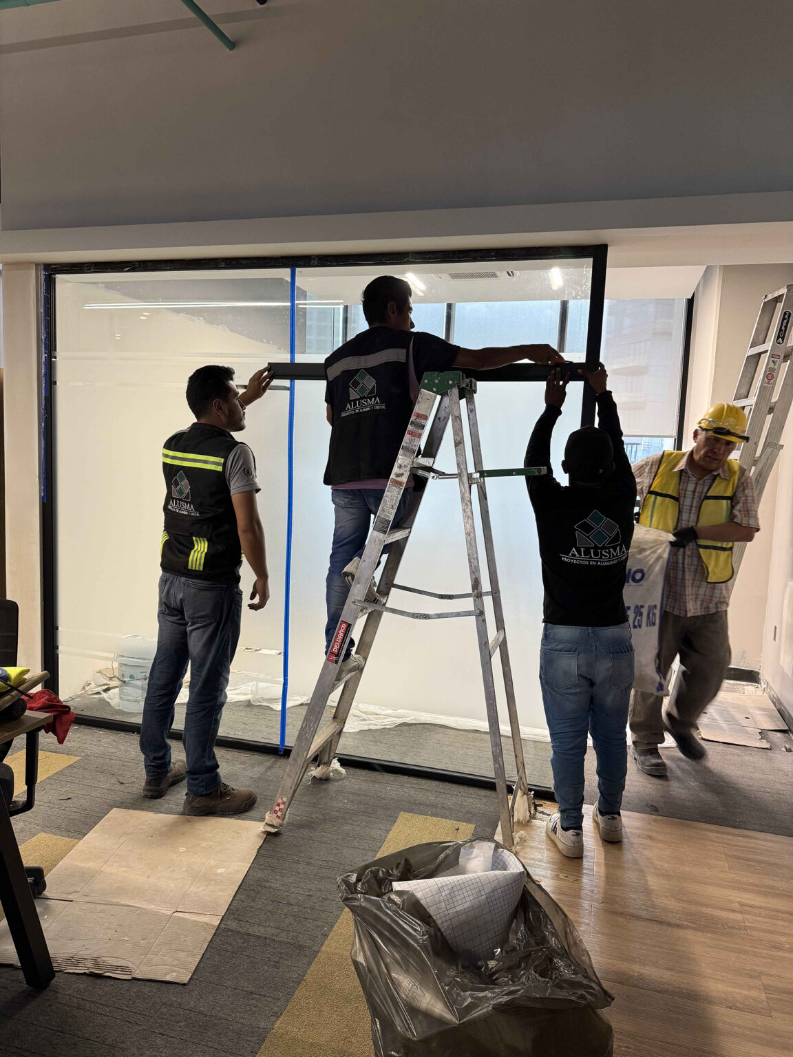 Equipo Alusma instalando cancelería de aluminio en Puebla
